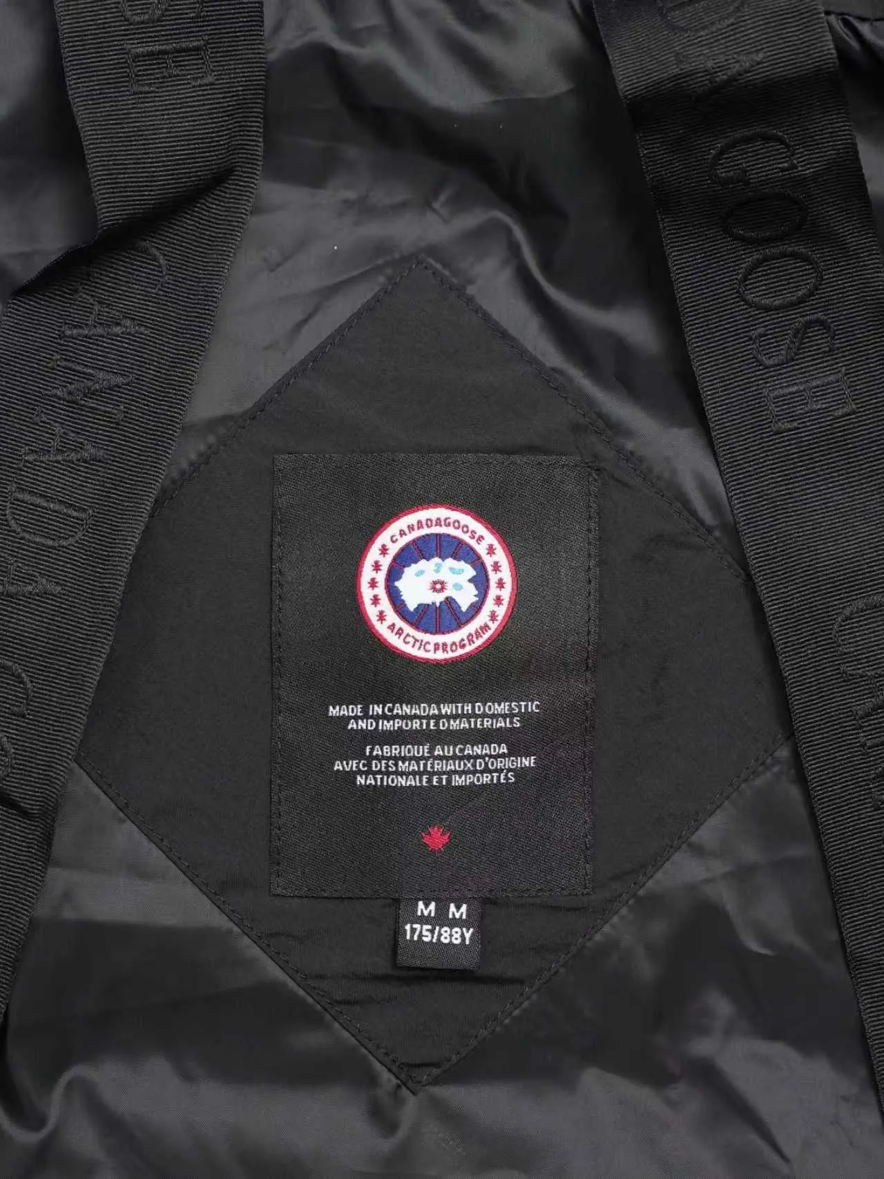 P840 Counter quality stand-up collar Sibu jacket [Exclusively for foreign trade] [Interchangeable black label and red label] Canada Goose LAWRENCE series quilted windproof and waterproof straight stand-up collar zipper down jacket Lawrence Puffer Jaet men's stand-up collar down jacket Color: black with red label. Size: XS S M L XL XXL.